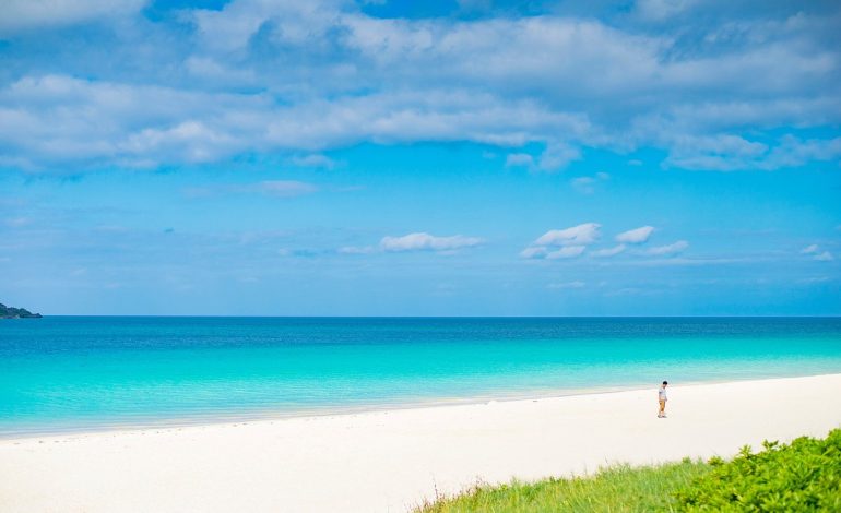 Menjelajahi Pesona Pantai Berpasir Putih di Jepang